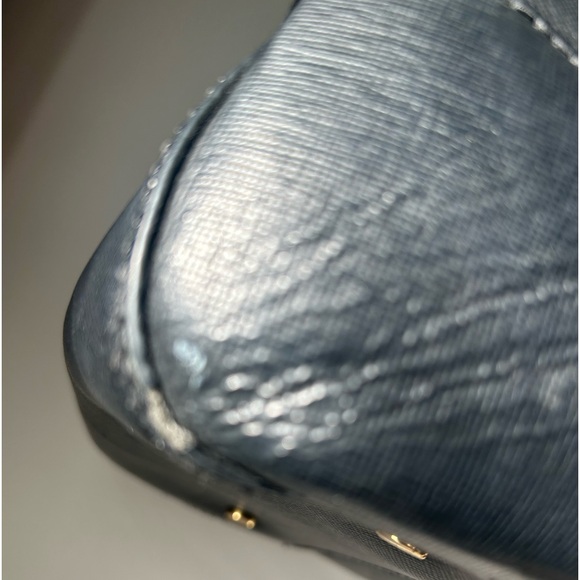 Flawed Tory Burch Robinson Tote - Picture 7 of 10